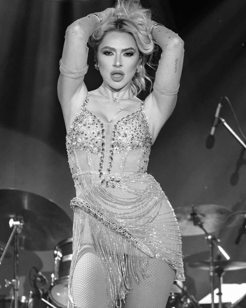 hadise 2023 e merhaba derken verdigi konserde tercih ettigi iddiali kostum ile begeni topladi